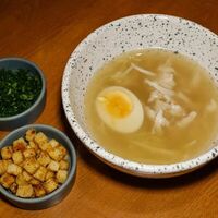 Куриный бульон с лапшой и сухариками в Paradnaya