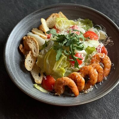 Салат Цезарь с тигровыми креветками в Жар-пицца по цене 650 ₽