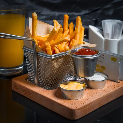 Картофель фри с 3-я соусами в Тесоро по цене 265 ₽