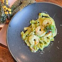 Лапша с креветками, шампиньонами и шпинатом в More More