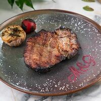Cвинoй стейк Черный кабан в Мясо & Рыба