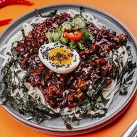 Чачжанмён со свининой и овощами в Chigun