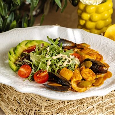 Салат с морепродуктами и авокадов Dodici Italy по цене 1370 ₽