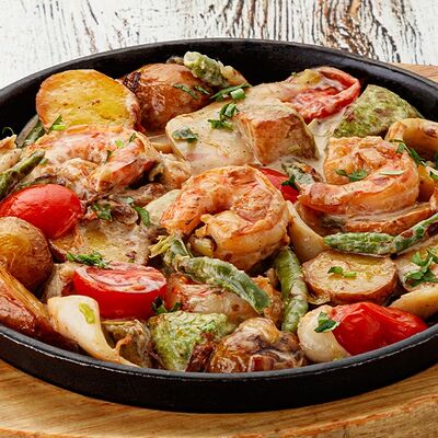 Сковородка с морепродуктами и овощами в Чили пицца по цене 820 ₽