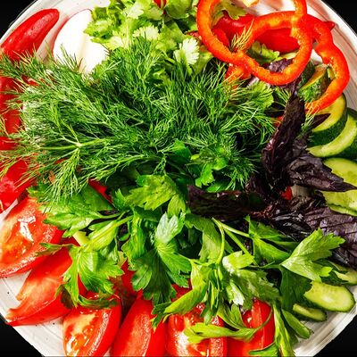 Свежие овощи и зелень с сыром Чанахи и горячим хлебом, соль и кахетинское масло в Keto & Kote Грузинская кухня по цене 584 ₽