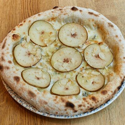 Пицца Горгонзола, груша в DVOR гриль-бистро по цене 720 ₽