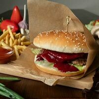 Бургер с вишневым соусом в Dance&grillpark