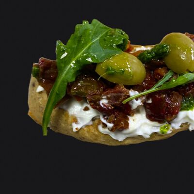 Брускетта с вялеными томатамив Кофе-Тюр по цене 405 ₽