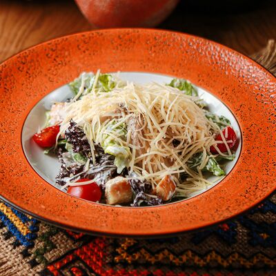 Салат Цезарь с цыпленком в Хачапури и Вино по цене 654 ₽