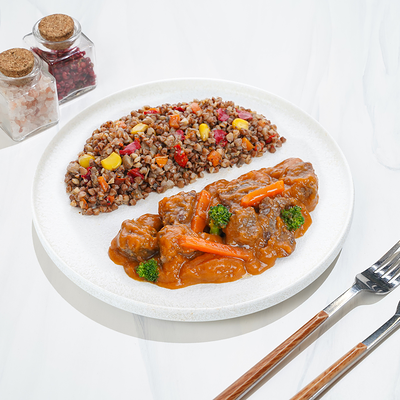 Говядина тушеная с гречкой и овощами в Магбургер & Братья Караваевы по цене 435