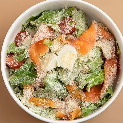 Салат Цезарь с семгой в CRAFT COFFEE по цене 750 ₽