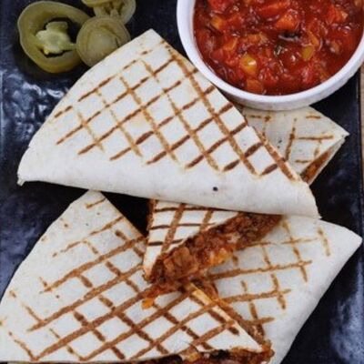 Пикантная кесадилья с говядинойв Double Coffee по цене 4650 ₸