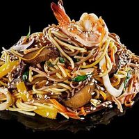 Вок с морепродуктами и овощами в PAPA’S KITCHEN