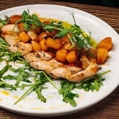 Стейк из куриной грудки с персиками в Хочу и буду по цене 487 ₽