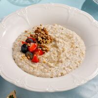 Овсяная каша с сезонными ягодами и грецким орехом в ЛарисуВаннуХочу