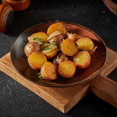 Молодой картофель с чесноком в #наУГЛЯХ по цене 320 ₽