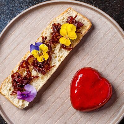 Куриный паштет с багетом и карамелизированным луком в Макароны по цене 560 ₽