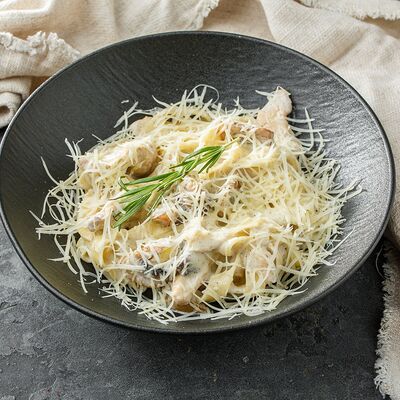 Паста Фетучини с курицей грибами в сливочном соусе в Dada по цене 430 ₽