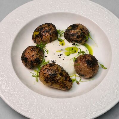 Печеный черный картофель со сметаной в Мёд и Масло по цене 522 ₽