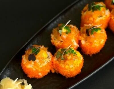 Калифорния с крабом, лососем и манго в Papaya по цене 972 ₽