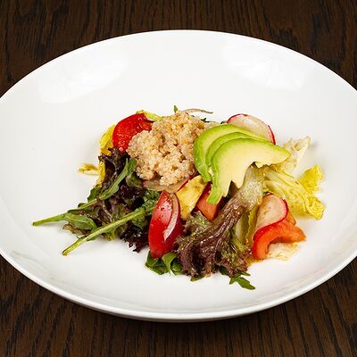 Салат из сладких томатов и киноа в Семейные традиции по цене 390 ₽