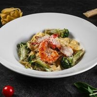 Феттуччине с тигровыми креветками, брокколи в сливочном соусе в Добрый Мерлин