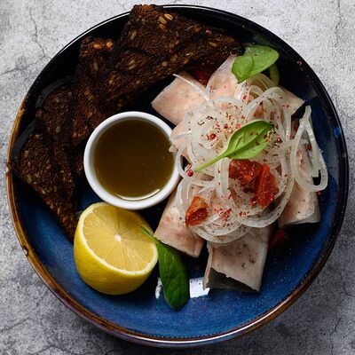 Строганина из пеламиды с луком и лимоном в Si M patio по цене 690 ₽