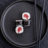 Хосомаки с тунцом в Sushi simple