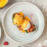 Бенедикт с беконом в Двор Помидор