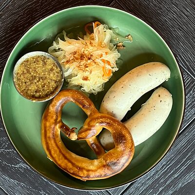 Мюнхенские колбаски с капустой и брецелем в Nebelka bar по цене 850 ₽