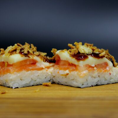 Суши-пицца с лососем в ДА, СУШИ по цене 619 ₽