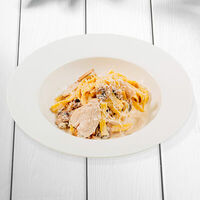 Фетучини с курицей и грибами в Перчини