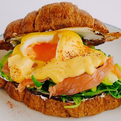 Яйцо Бенедикт с лососем и индейкой и соусом голландез на круассане в Муси по цене 670 ₽