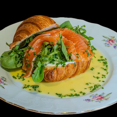Круассан с форельюв Кухня по цене 625 ₽