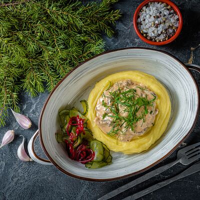 Бефстроганов с картофельным пюре в Nella Foresta по цене 1800 ₽