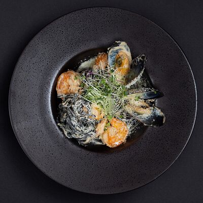 Спагетти с чернилами каракатицы и морепродуктами в Roof Panorama Cafe по цене 570 ₽