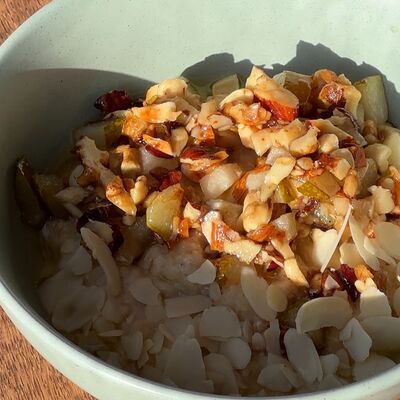 Каша овсяная с карамелизированными орехами и грушей в Stories по цене 335 ₽