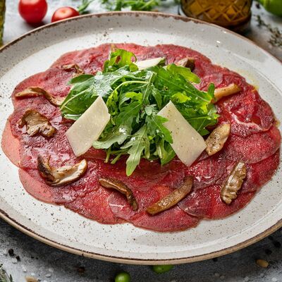 Карпаччо с руколой и трюфельным маслом в Pioppo Albero по цене 1320 ₽
