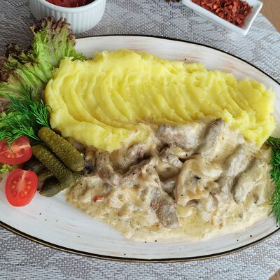 Бефстроганов с картофельным пюре в Аустерия по цене 550 ₽