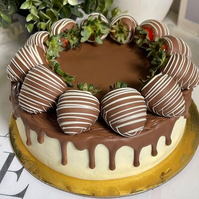 Торт с клубникой в молочном шоколаде в Клубника в шоколаде VeryBerryLab по цене 5990