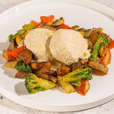 Куриные котлетки с овощным жарким в Stories по цене 510 ₽