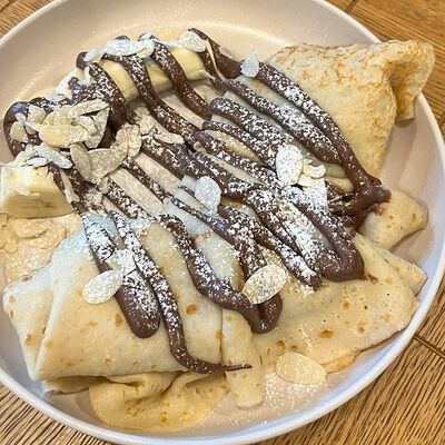 Блины с шоколадной пастой, бананом и миндалем в Хлеб & Булки по цене 520 ₽