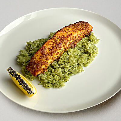 Стейк из лосося с рисом песто в Gaijin по цене 1400 ₽