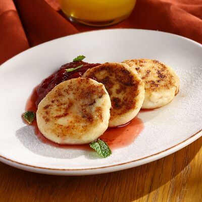 Сырники с клубничным вареньем в BBQ Beer Restaurant по цене 620 ₽