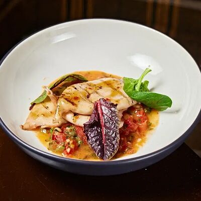 Кальмар гриль с соусом из томатов в Chester по цене 715 ₽