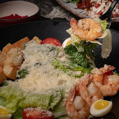 Салат Цезарь с креветкой в Nest по цене 655 ₽