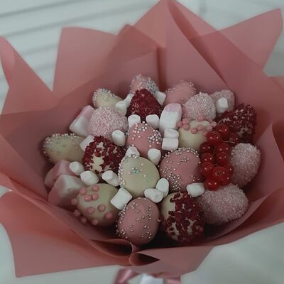 Нежный букет из клубники в шоколаде в Buketonline - Съедобные букеты и клубника в шоколаде по цене 3850 ₽