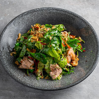 Зелёные листья салата с лососем горячего копчения в КрабыКутабы по цене 1350 ₽