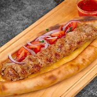 Люля из курицы в пиде из печи с брынзой и свежими овощами в Chief Kebab