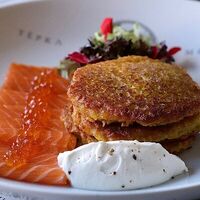 Тёртые оладьи из картофеля с лососем и красной икрой в ТЁРКА